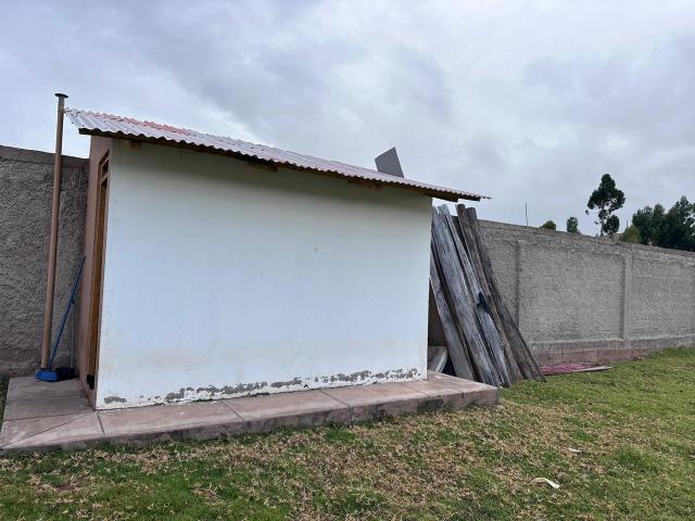 Baño interior — inodoro y urinario